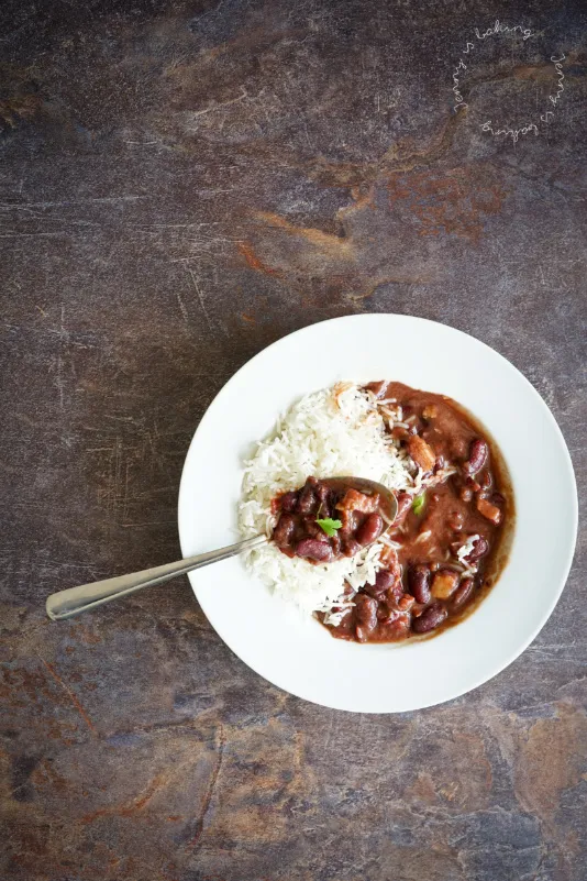 Nahaufnahme eines Löffels voll köstlicher roter Bohnen