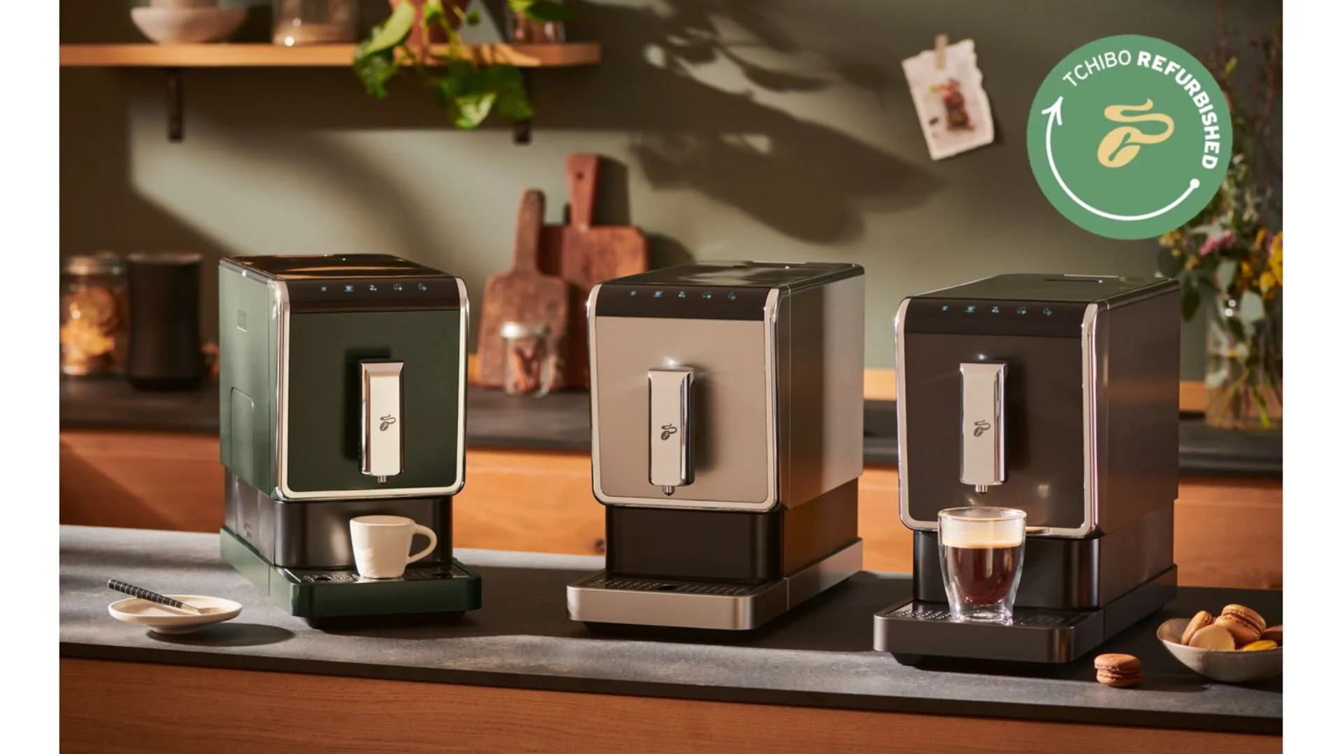 Nahaufnahme eines professionell aufbereiteten Tchibo Kaffeevollautomaten, glänzend und sauber