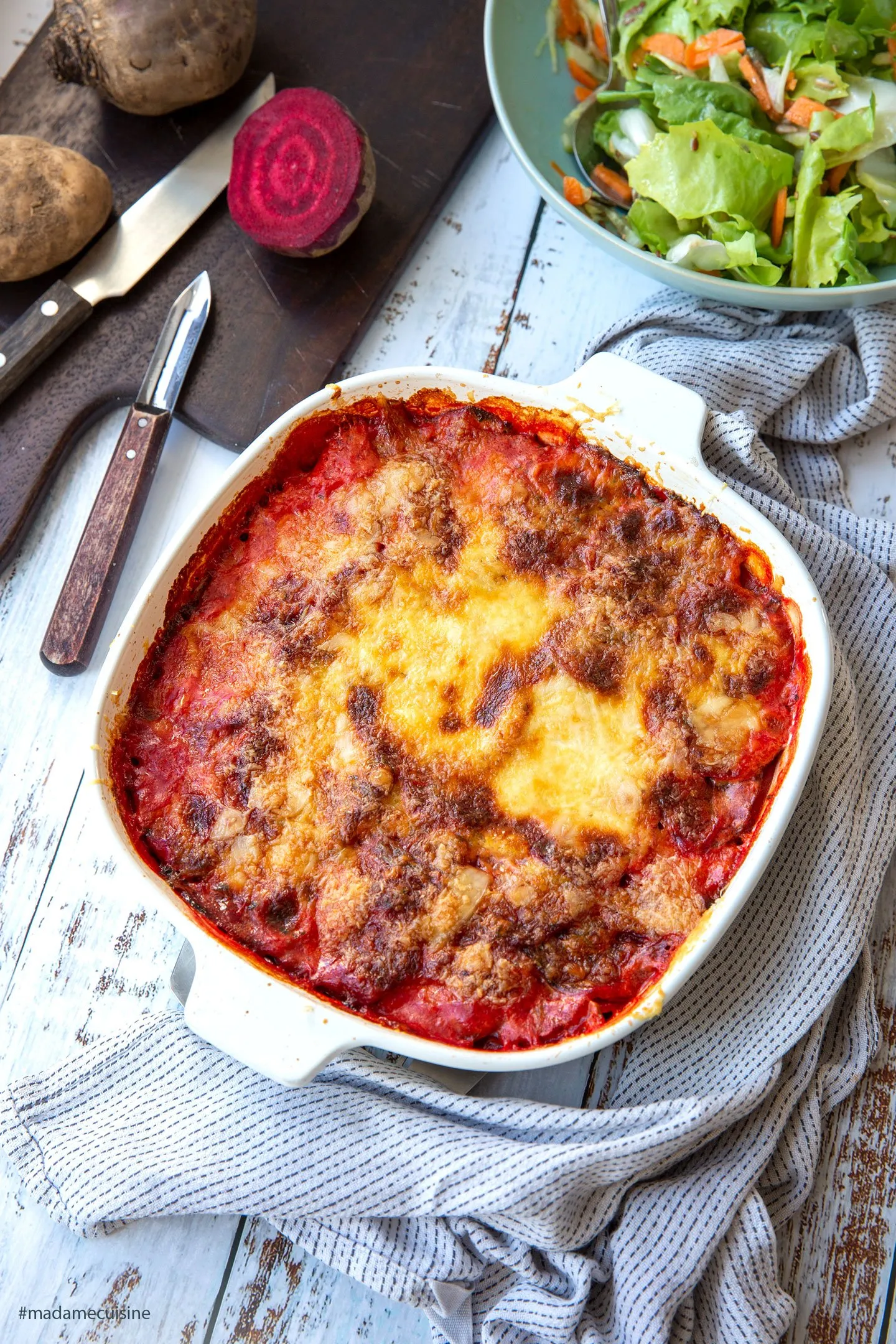 Nahaufnahme eines Rote-Bete-Kartoffelgratins, das seine Schichten aus Roter Bete und Kartoffeln zeigt