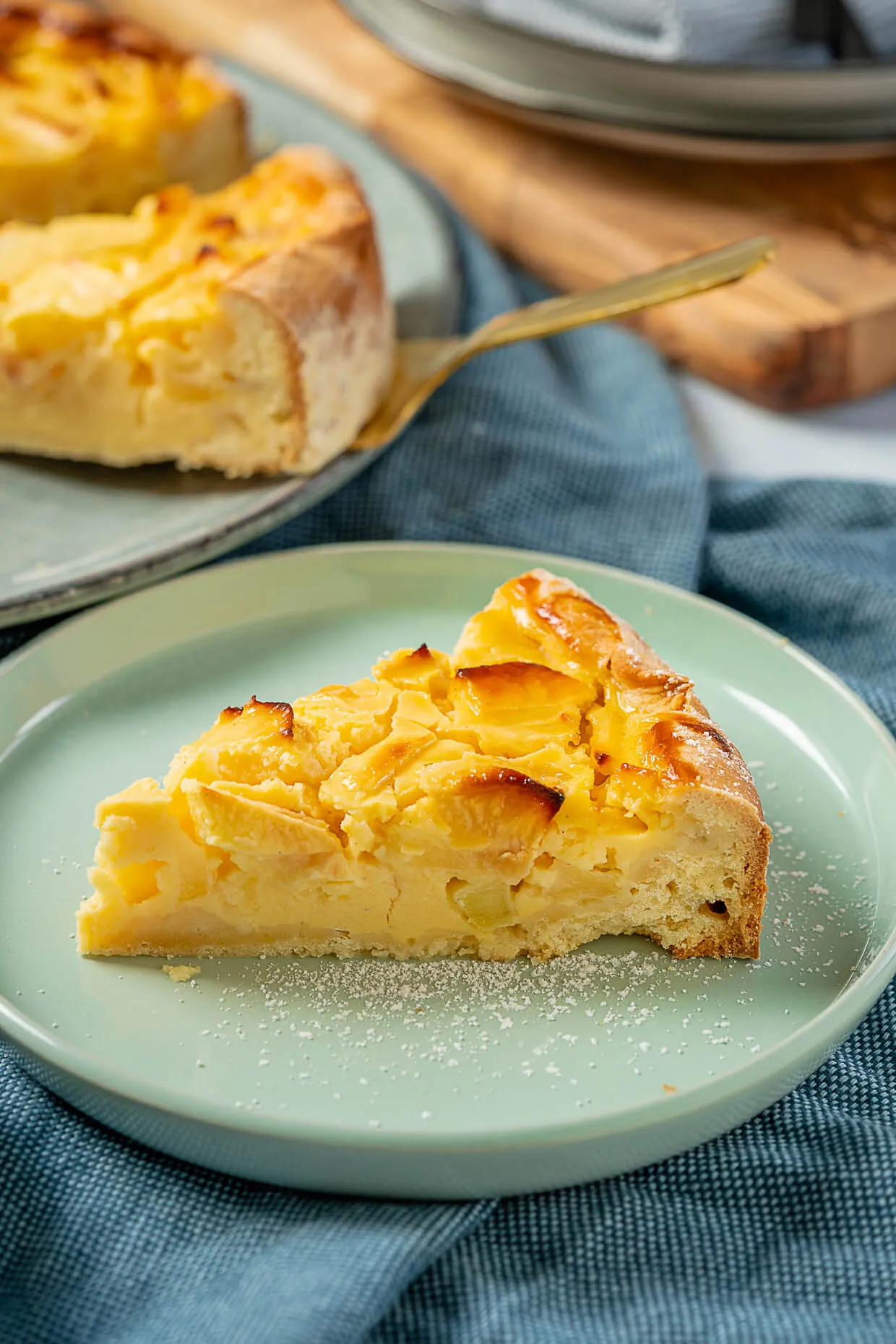 Nahaufnahme eines saftigen Apfel-Käsekuchens mit Quark