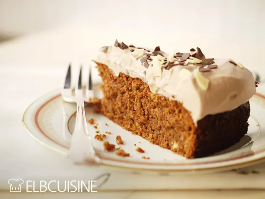 Nahaufnahme eines Stücks Schoko-Sahne-Torte mit Amarettini-Boden