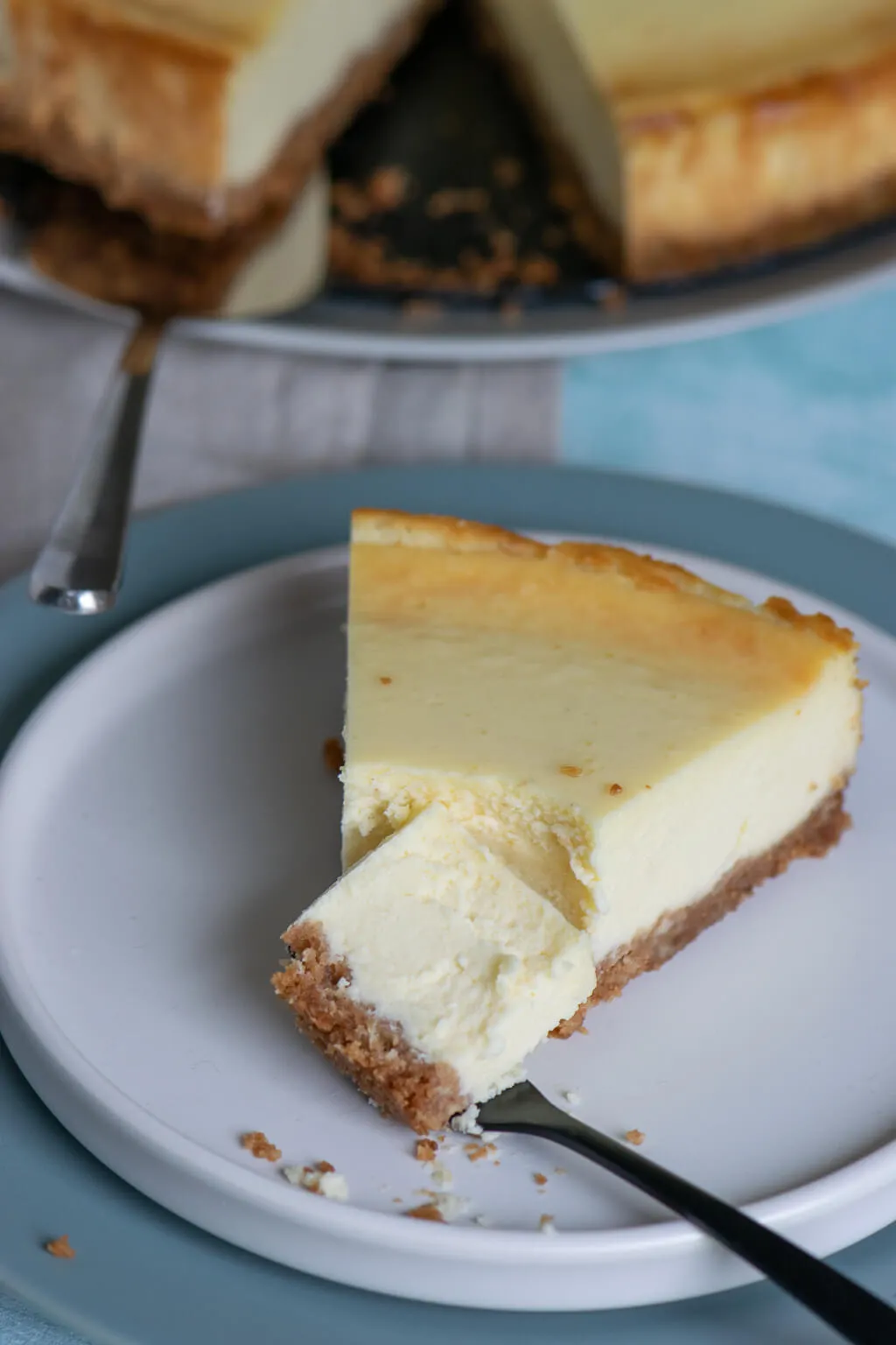 Nahaufnahme eines Thermomix-Behälters, der mit einer cremigen Käsekuchenfüllung gefüllt ist