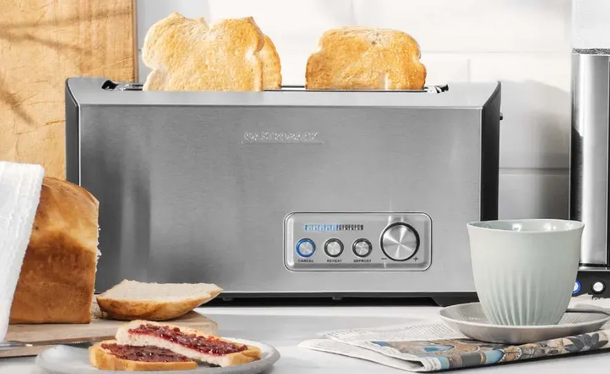 Nahaufnahme eines Toasters beim Toastvorgang, sichtbar sind die Heizstäbe und eine leicht gebräunte Brotscheibe