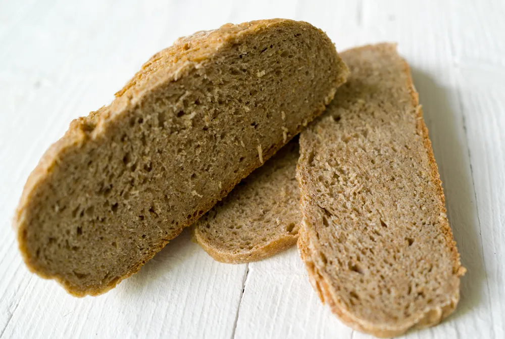 Nahaufnahme eines warmen, knusprigen Laibs selbstgebackenen Brotes