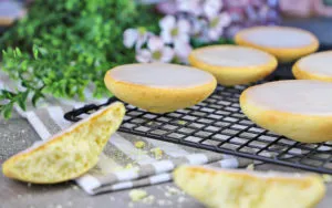 Nahaufnahme von Amerikanern mit glänzendem Zuckerguss