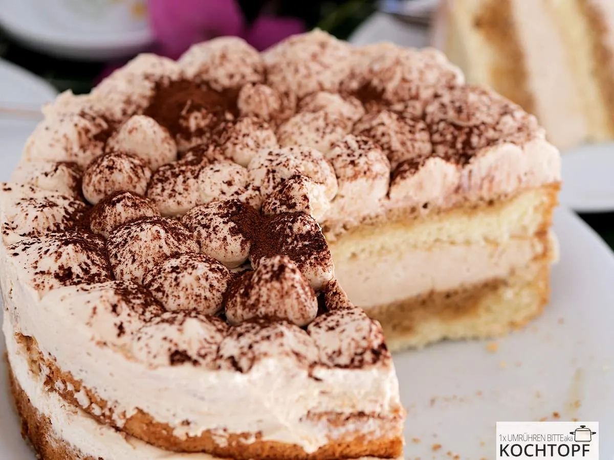 Nahaufnahme von angeschnittener Tiramisu-Torte
