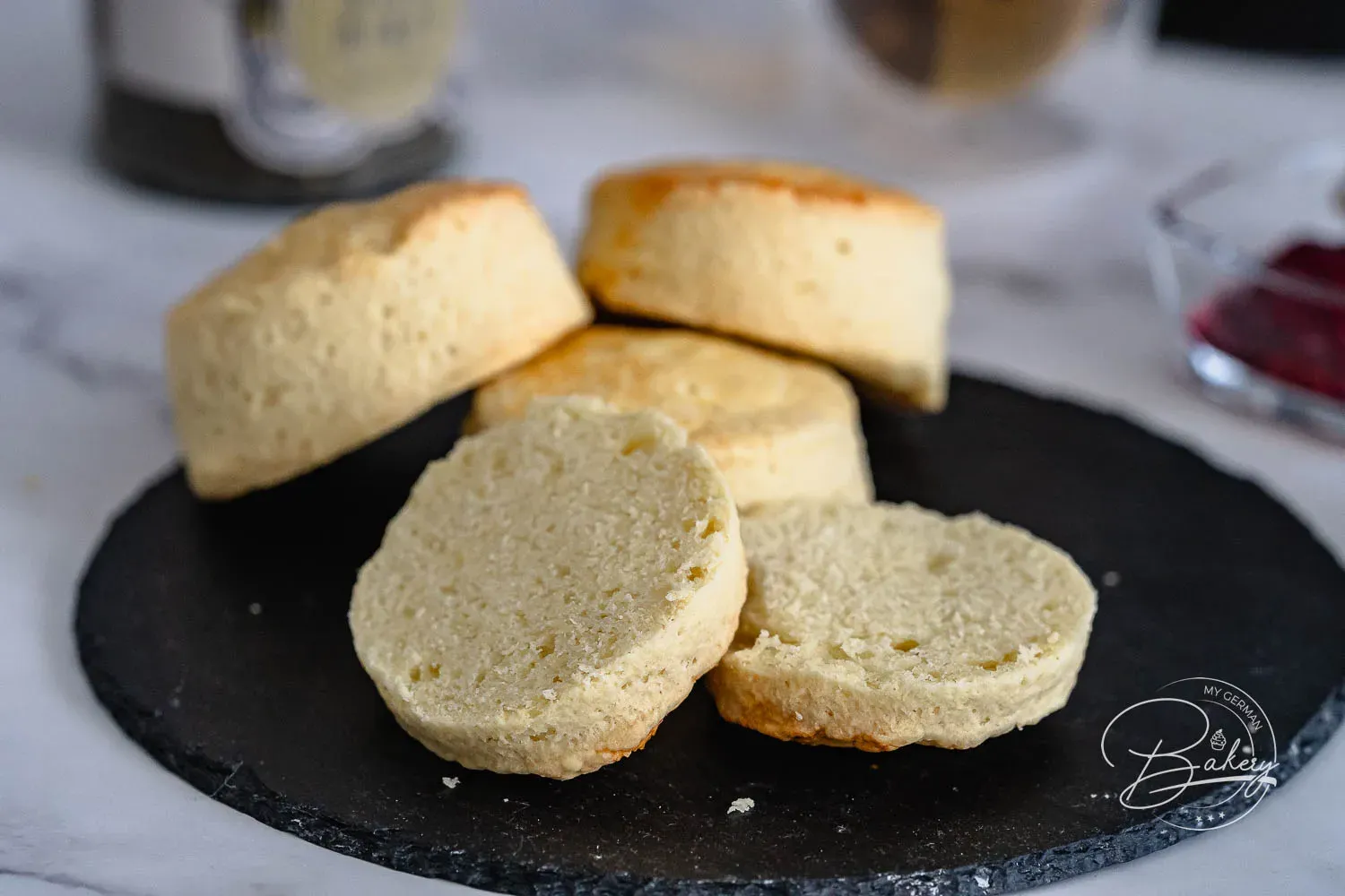 Nahaufnahme von aufgeschnittenen Scones mit Erdbeermarmelade und Clotted Cream