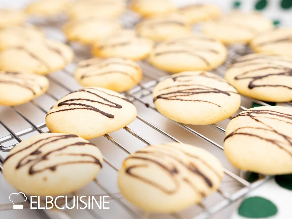 Nahaufnahme von dekorierten Cheesecake-Cookies