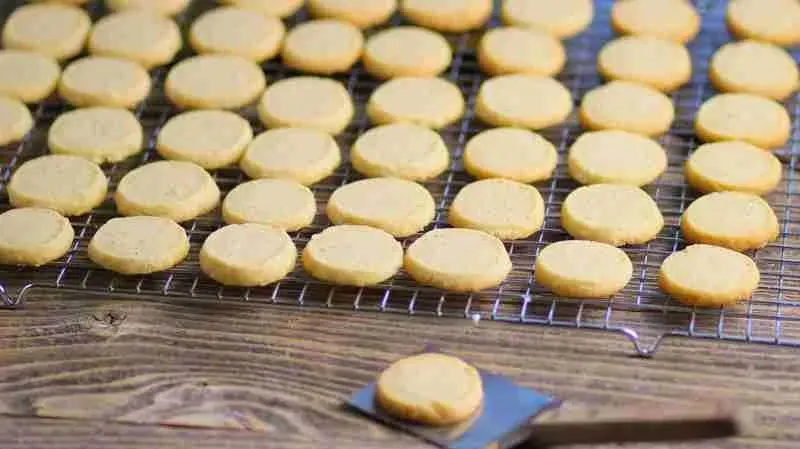 Nahaufnahme von fertig gebackenen Heidesand-Keksen, gestapelt und bereit zum Genuss