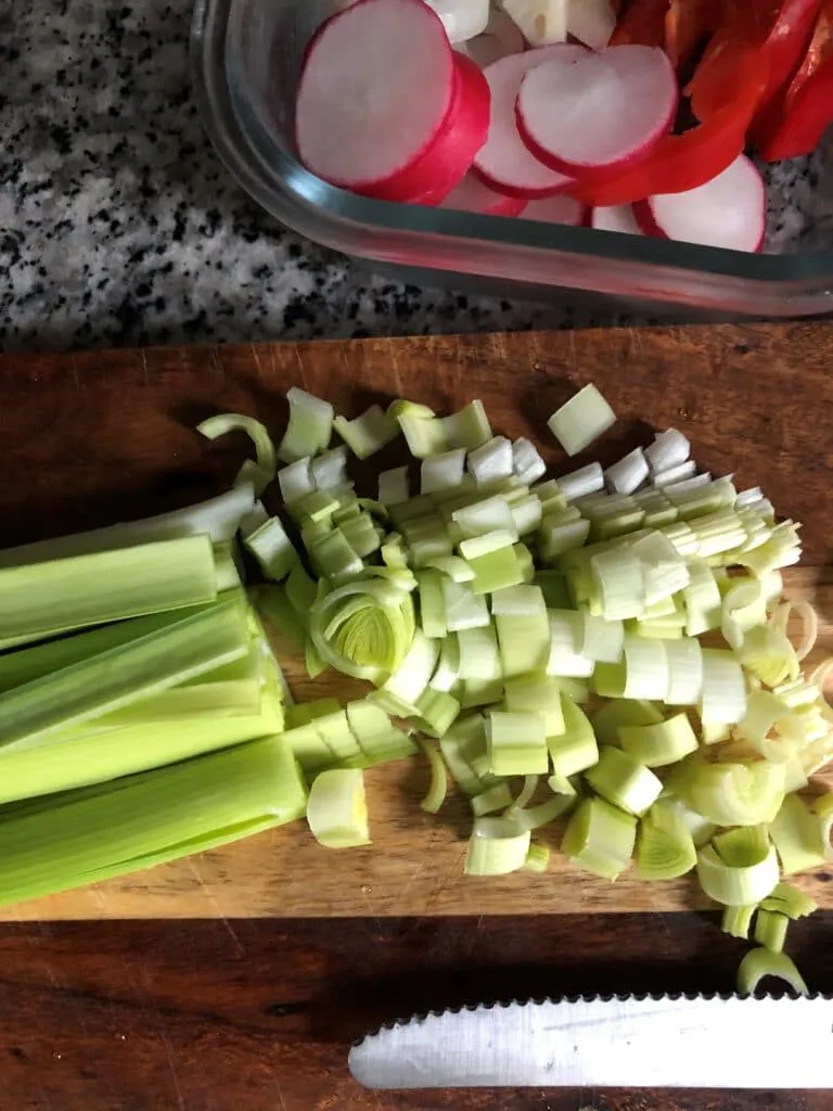 Nahaufnahme von frischem Gemüse, bereit für die Zubereitung eines Wok-Gerichts