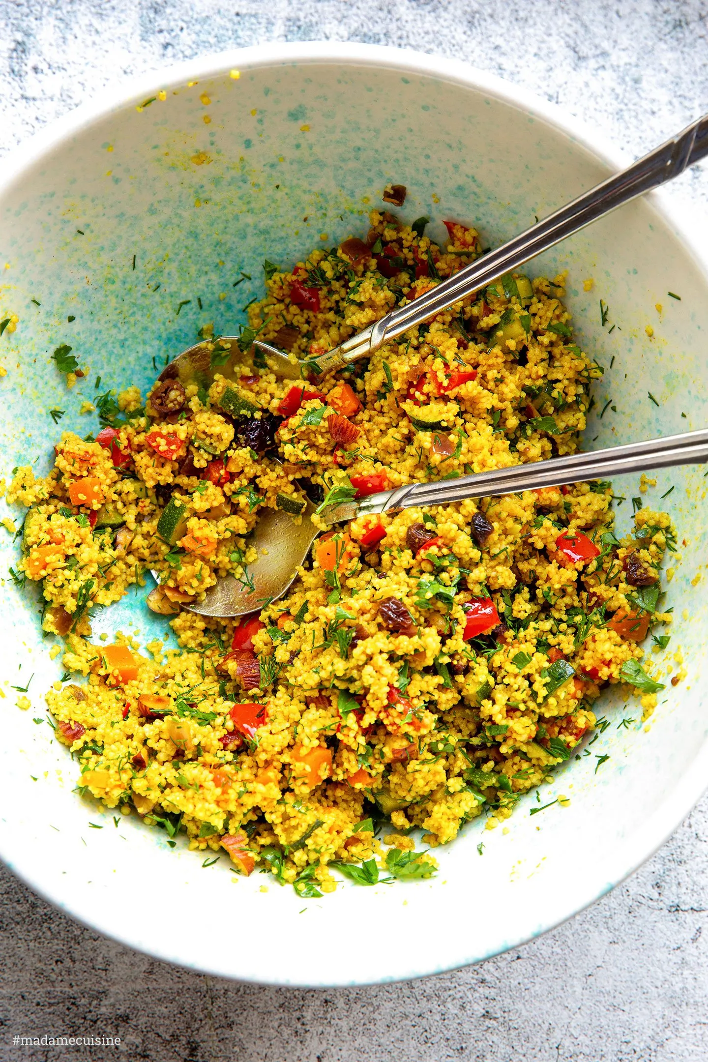 Nahaufnahme von frischen, bunten Zutaten für den Couscous Salat, darunter Gemüse und Kräuter