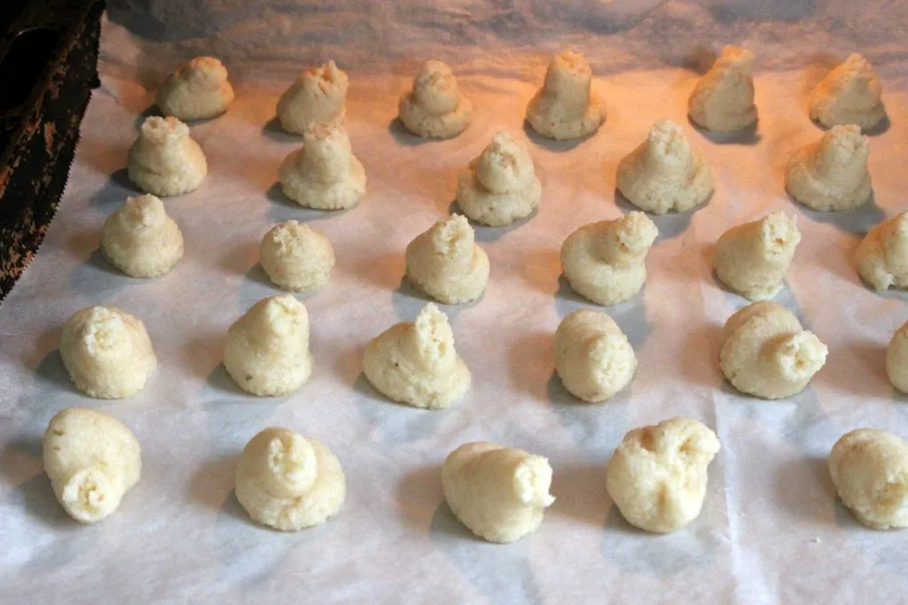 Nahaufnahme von gebackenen Mandel Plätzchen