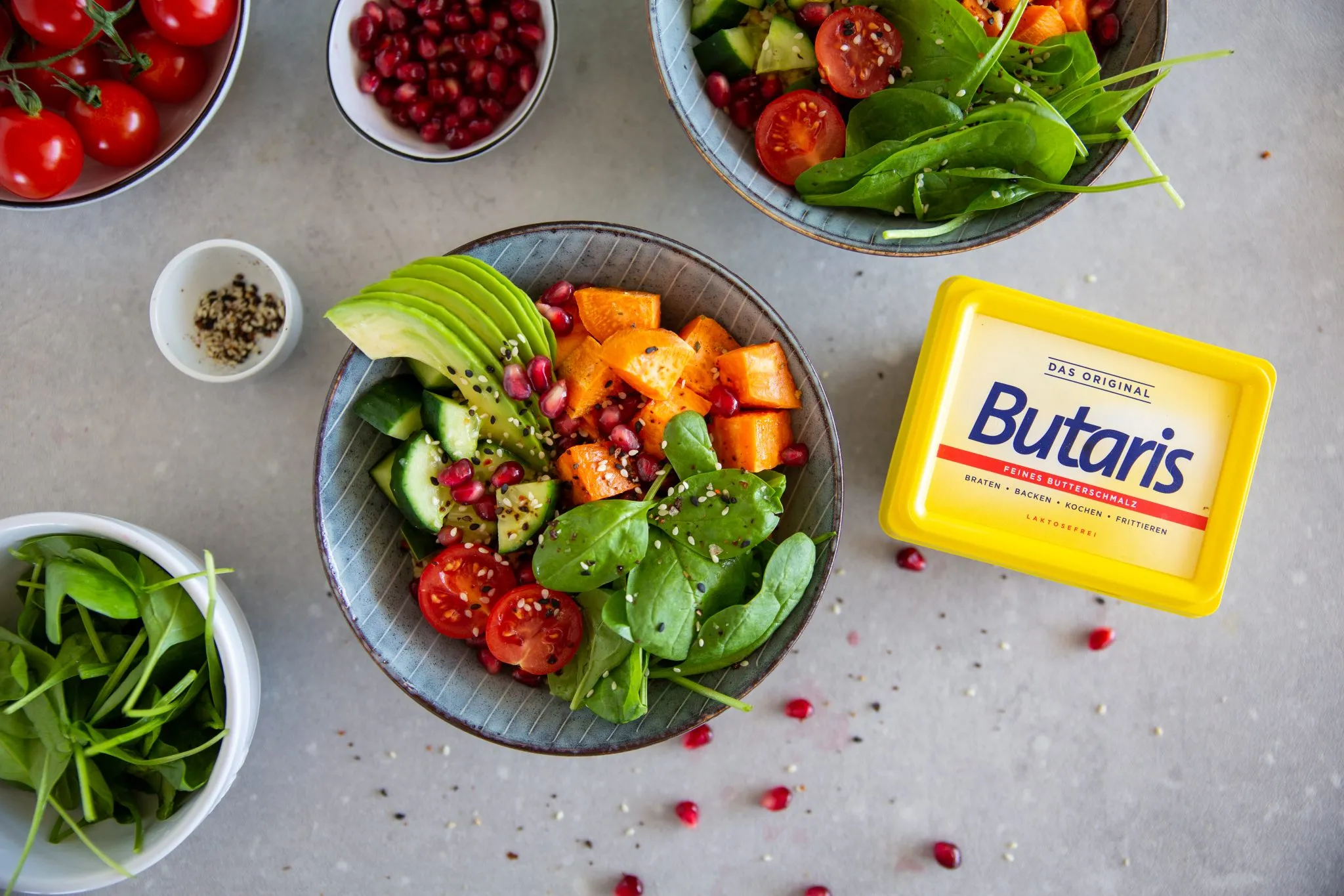 Nahaufnahme von gewürztem Couscous, frisch zubereitet in einer Schüssel