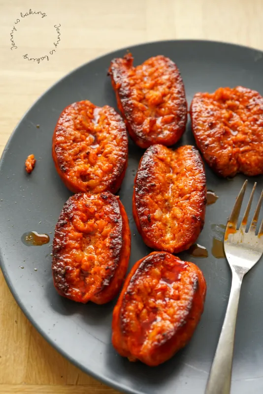 Nahaufnahme von gewürzten Chorizo-Würstchen, die auf das Braten oder Grillen vorbereitet werden