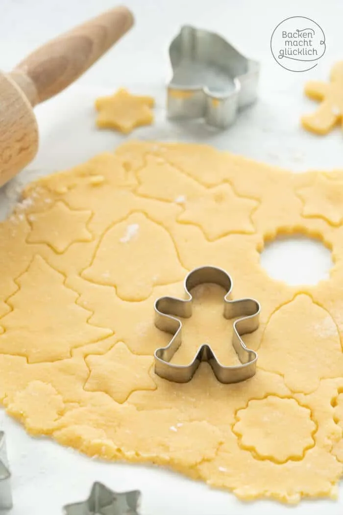 Nahaufnahme von goldbraun gebackenen Butterplätzchen, die zum Abkühlen auf einem Gitterrost liegen.