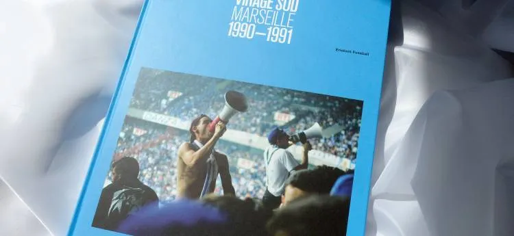 Nahaufnahme von jubelnden Fußballfans im Stadion, die Transparente halten und eine elektrisierende Stimmung erzeugen