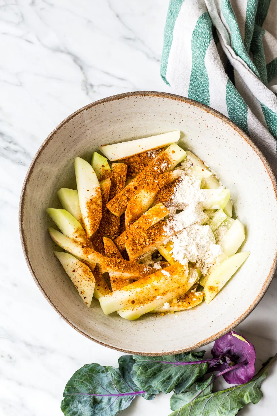 Nahaufnahme von knusprigen Kohlrabi-Pommes, frisch aus dem Ofen