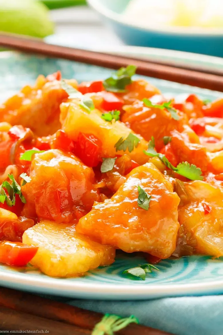 Nahaufnahme von panierten Hähnchenstücken vor dem Braten