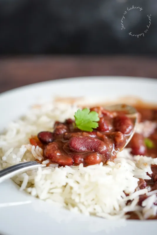 Nahaufnahme von roten Bohnen in einem Topf, während Gewürze hinzugefügt werden