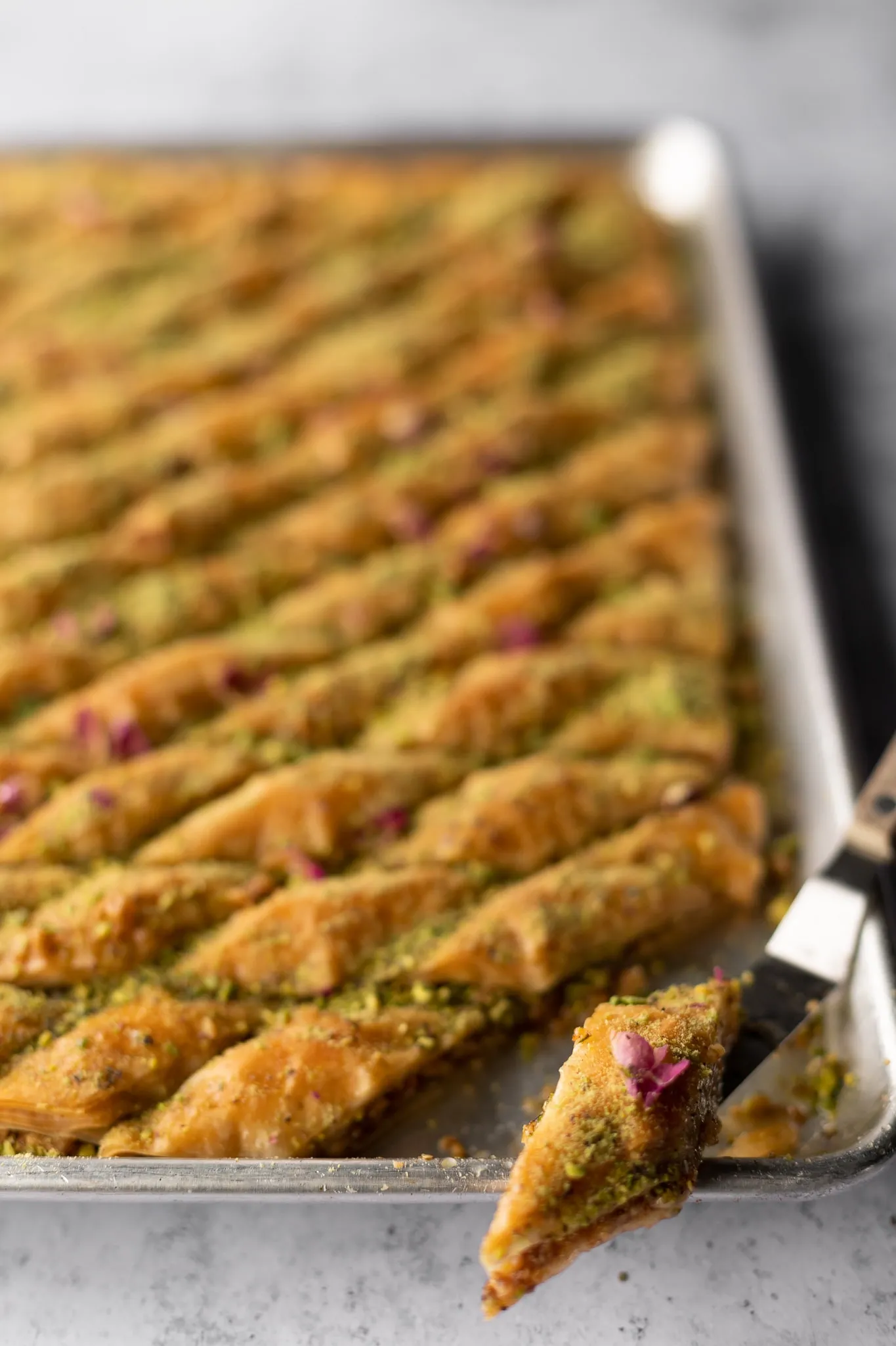 Nahaufnahme von Schichten eines goldbraunen Baklava-Stücks