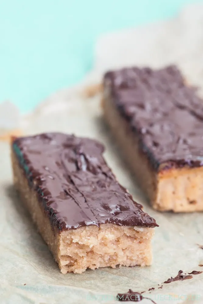 Nahaufnahme von selbstgemachten Proteinriegeln mit verschiedenen Toppings