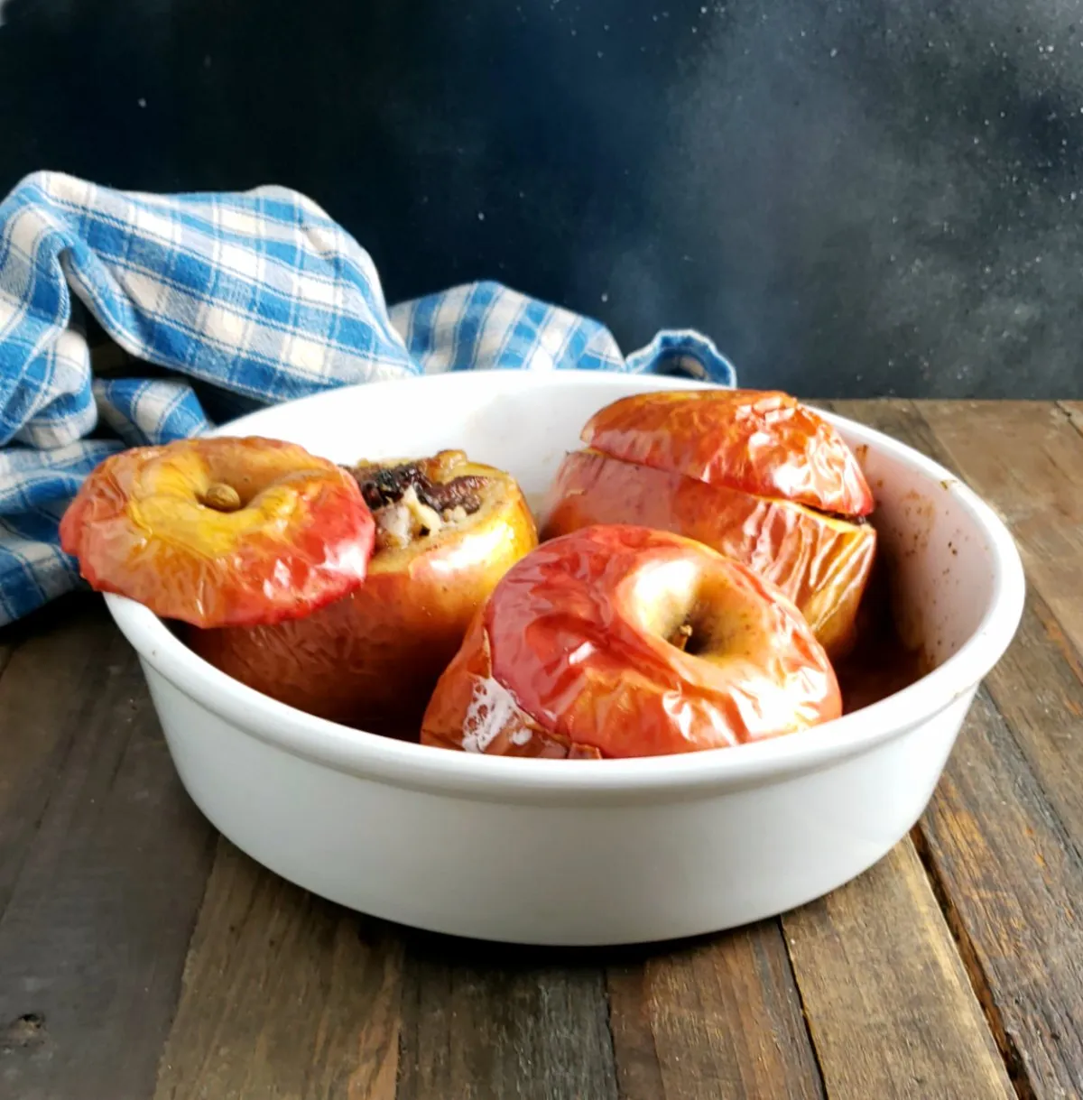 Nahaufnahme von zwei hausgemachten Bratäpfeln, einfach und appetitlich angerichtet.