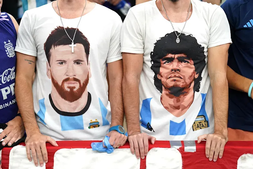 Nahaufnahme von Zwillingen in Trikots von Messi und Maradona vor dem WM-Halbfinale in Katar