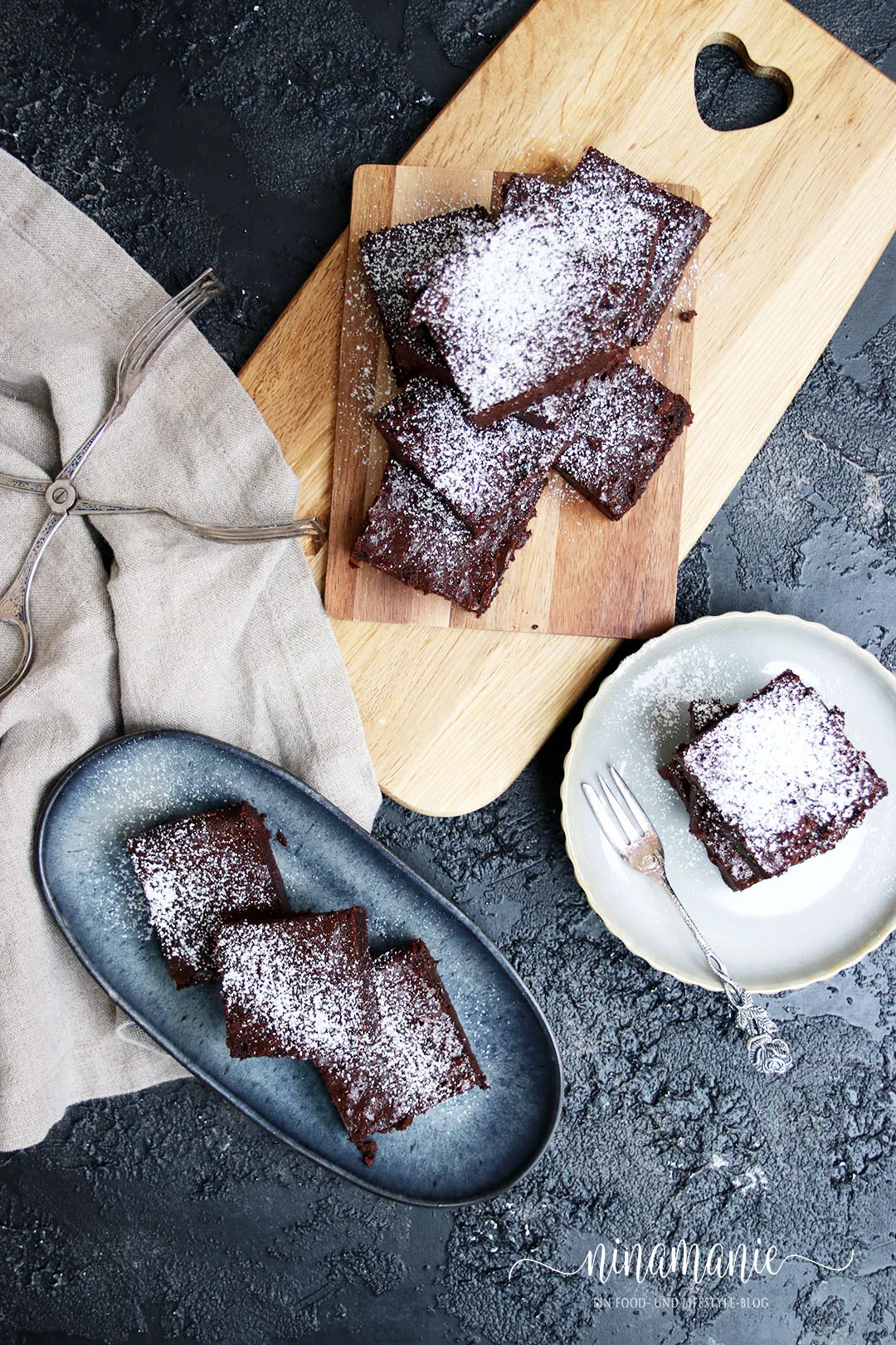 Naheinstellung von in Stücke geschnittenen glutenfreien Brownies auf einem Backblech