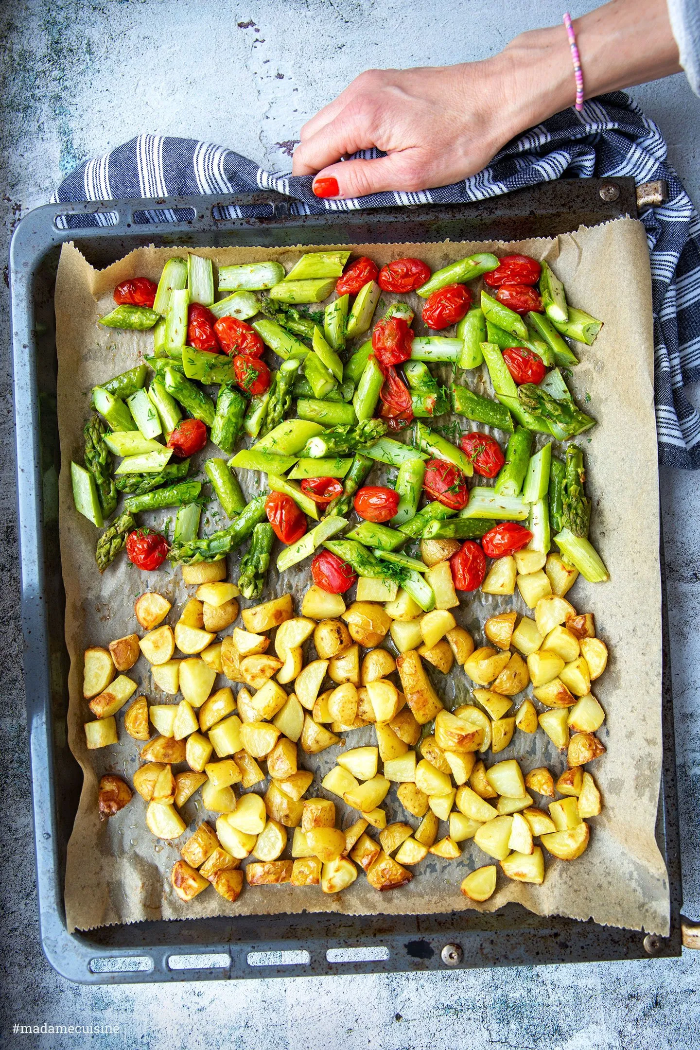 Naheinstellung von perfekt geröstetem grünem Spargel und kleinen Kartoffeln