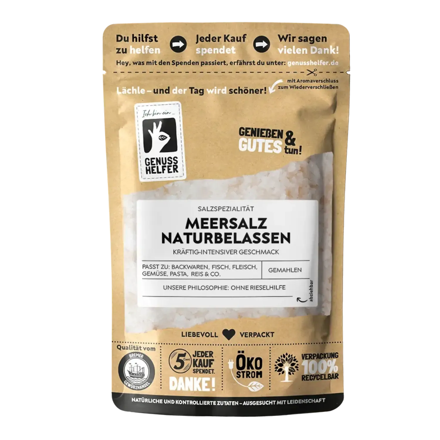 Naturbelassenes Meersalz, gemahlen, in einer Holzschale, für eine feine Würze