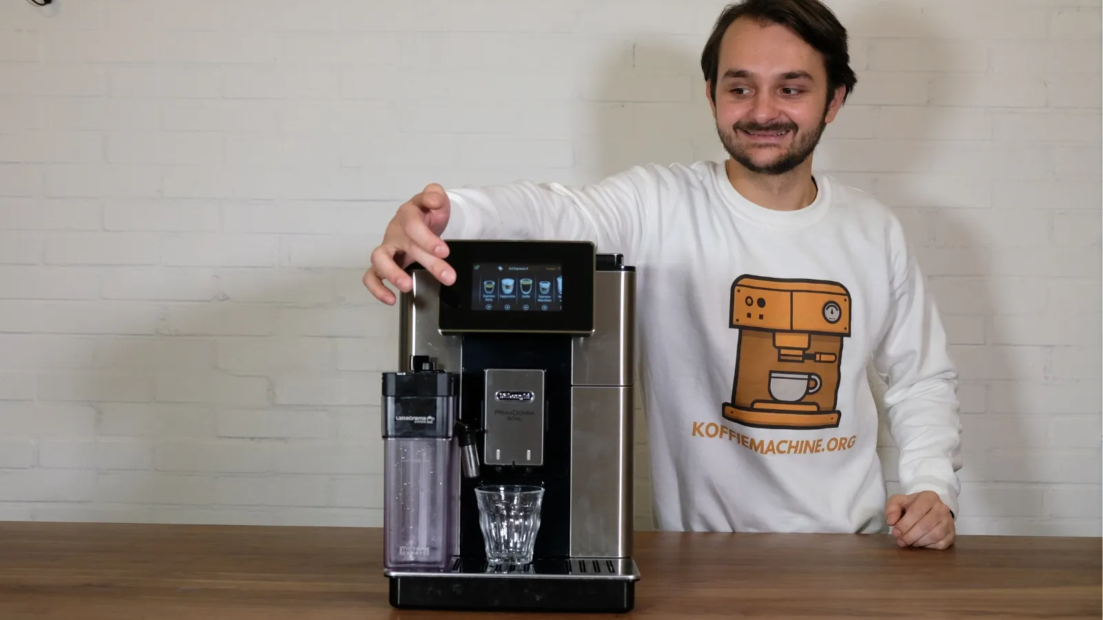 Nigel bereitet Espresso mit De'Longhi PrimaDonna Soul zu