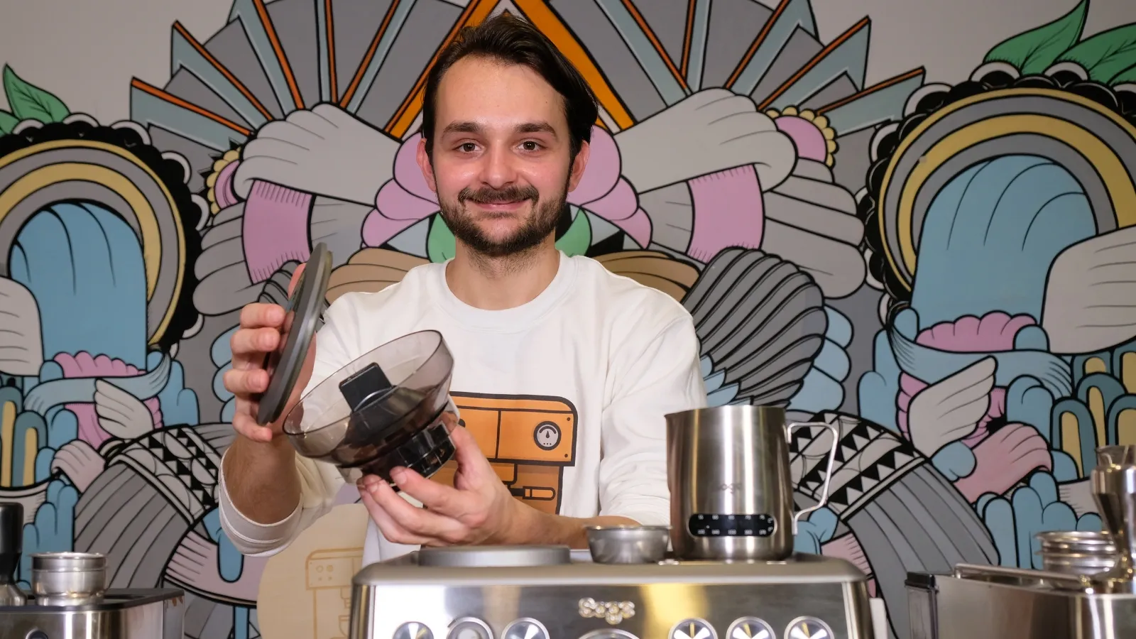 Nigel mit Kaffeemaschine und Team