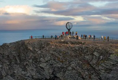 Nordkap Felsen mit Kreuzfahrtschiff im Hafen