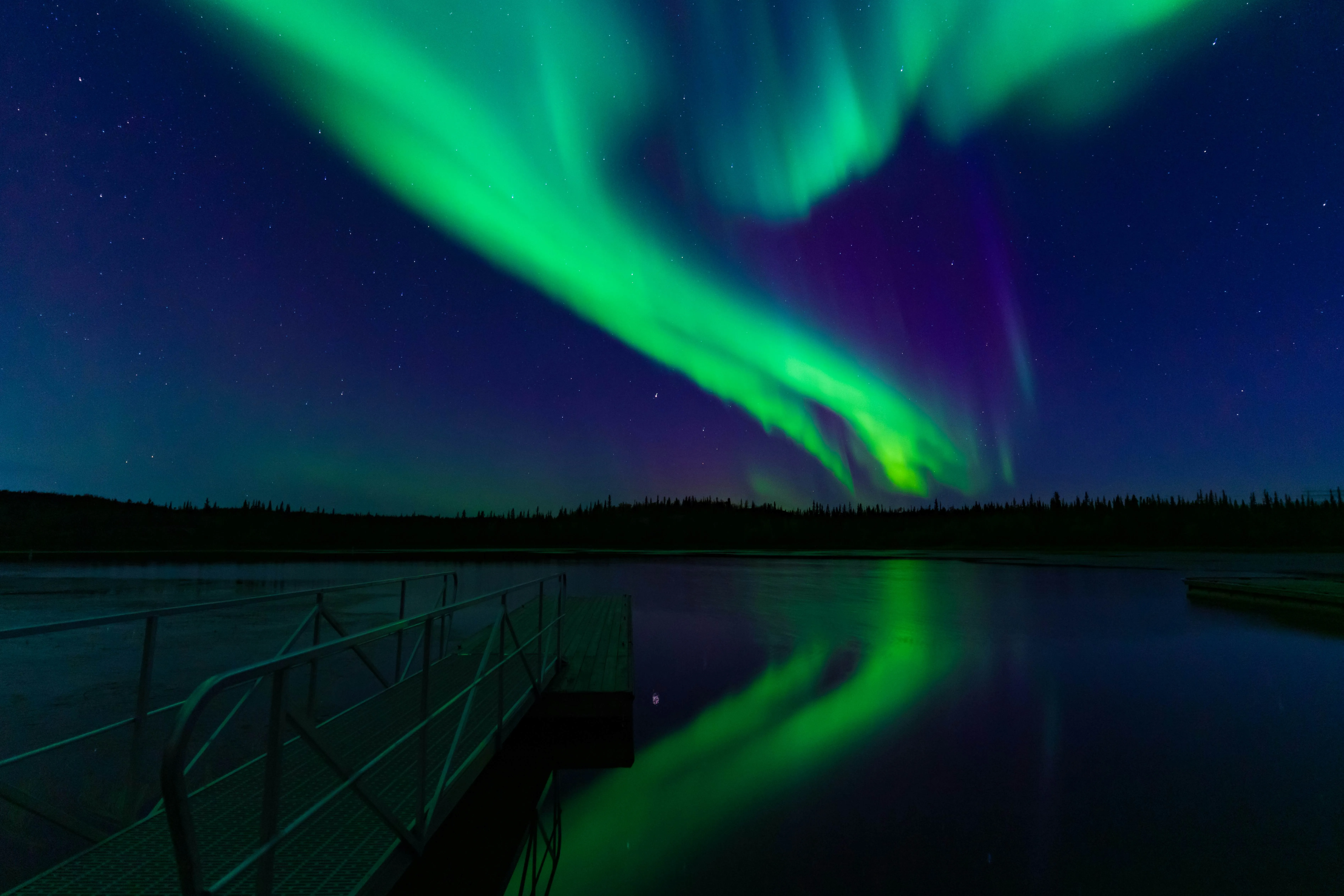 Nordlichter leuchten über einem See in Kanada