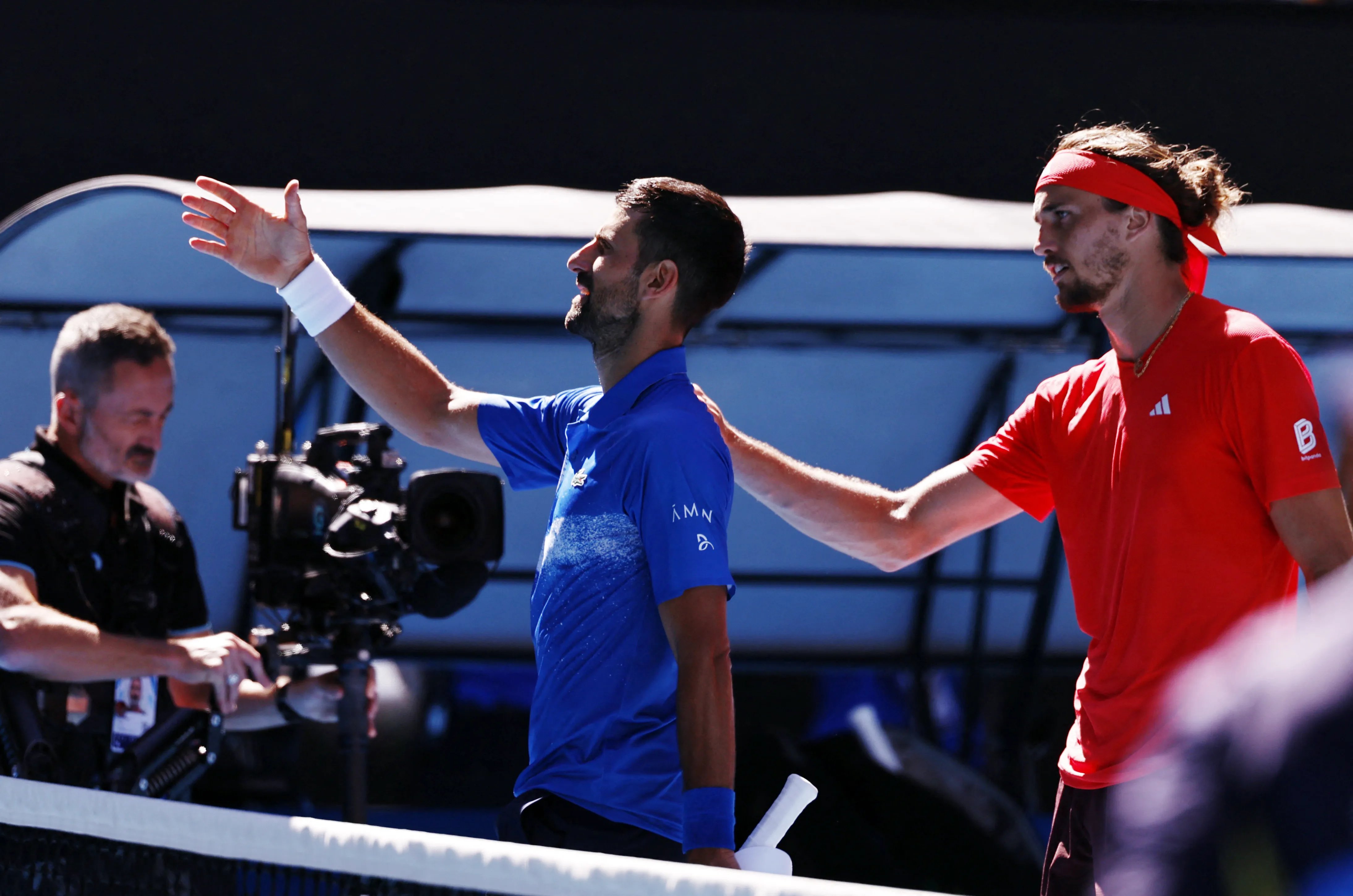 Novak Djokovic gratuliert Alexander Zverev nach seiner Aufgabe im Halbfinale der Australian Open