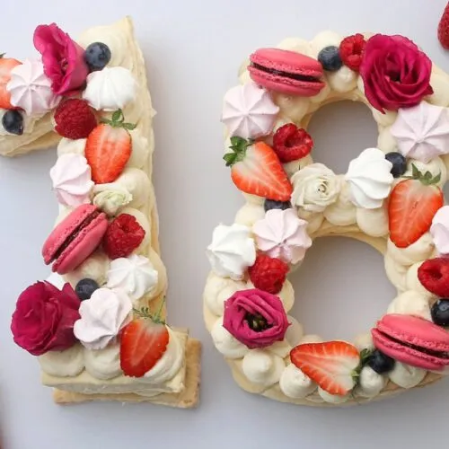 Number Cake & Letter Cake zum 18. Geburtstag mit frischen Beeren und Macarons