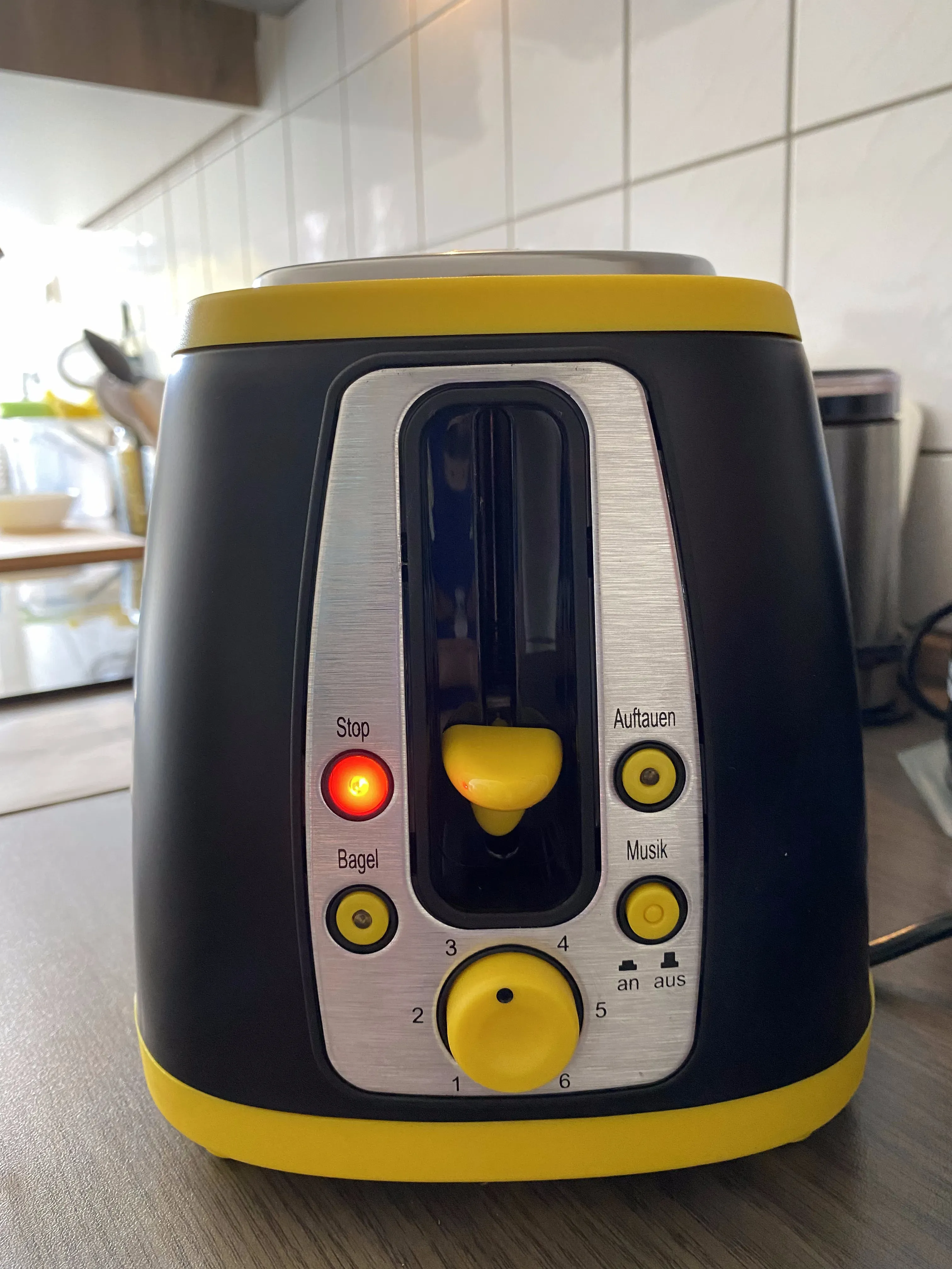 Nur ein Schalke-Fan würde die Musik ausschalten wollen, aber was hätte er überhaupt mit einem BVB-Toaster zu tun, das würde ich gerne wissen!