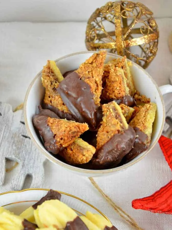 Nussecken, reichhaltiges Gebäck mit Mürbteig, Haselnussfüllung und Schokoladenglasur