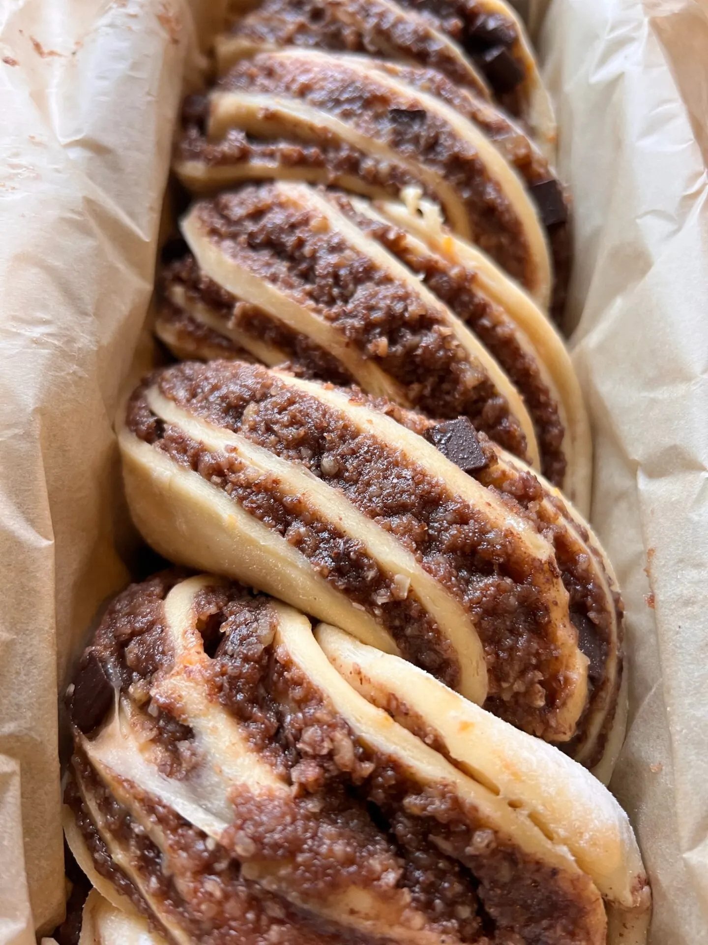 Nusszopf in der Backform, bereit zum Backen