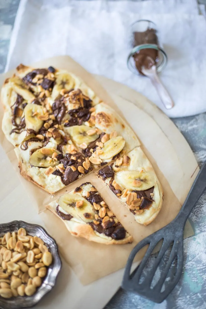 Nutella, Banane und Schokolade mit Erdnüssen