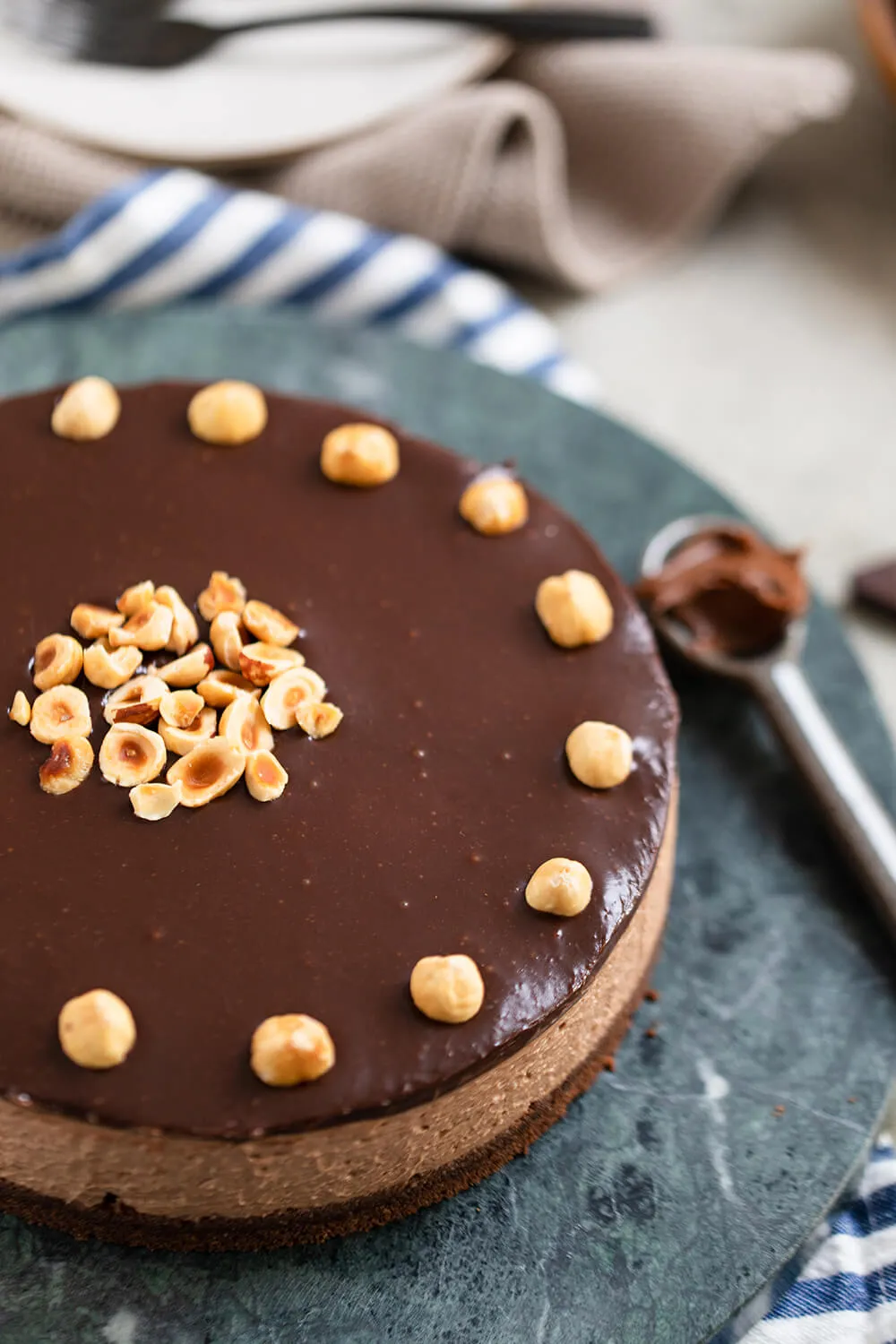 Nutella-Cheesecake ohne Backen mit Haselnuss-Topping