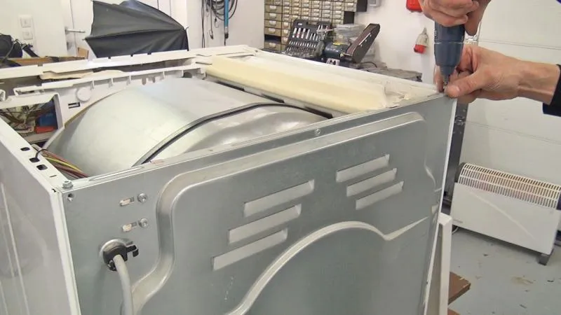 Obere Schrauben der Rückwand lösen