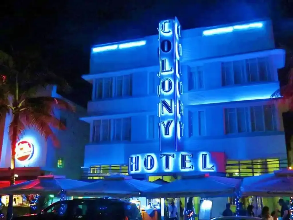 Ocean Drive in Miami Beach bei Nacht