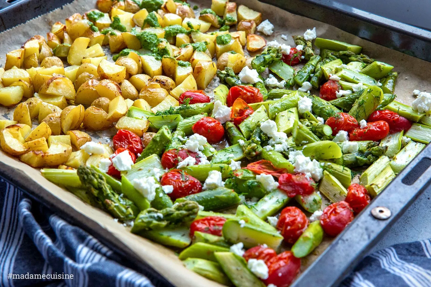 Ofenfrischer grüner Spargel mit goldbraunen Butterkartoffeln und Kirschtomaten