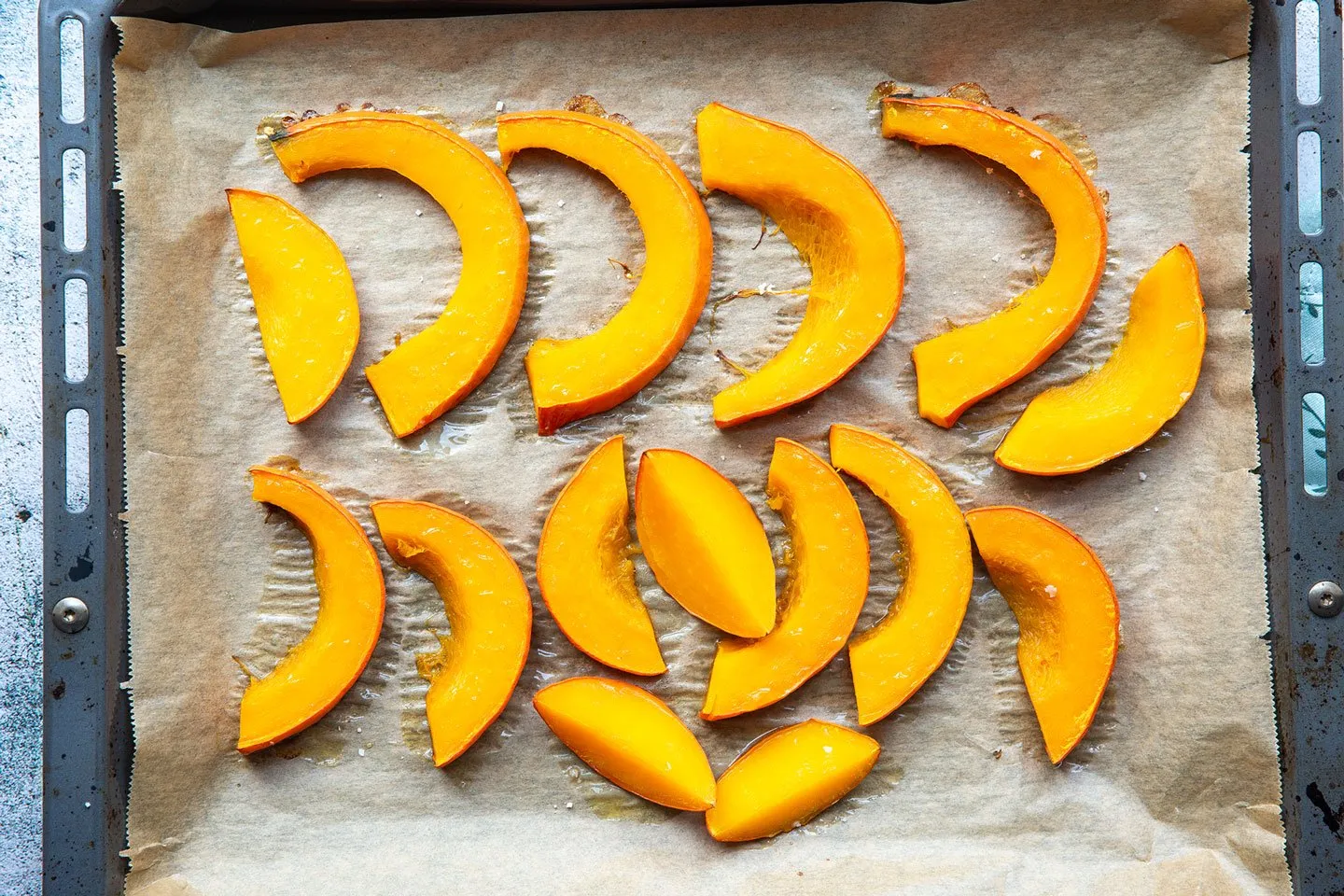 Ofengebackener Kürbis in Spalten für die Kürbis-Gnocchi-Zubereitung