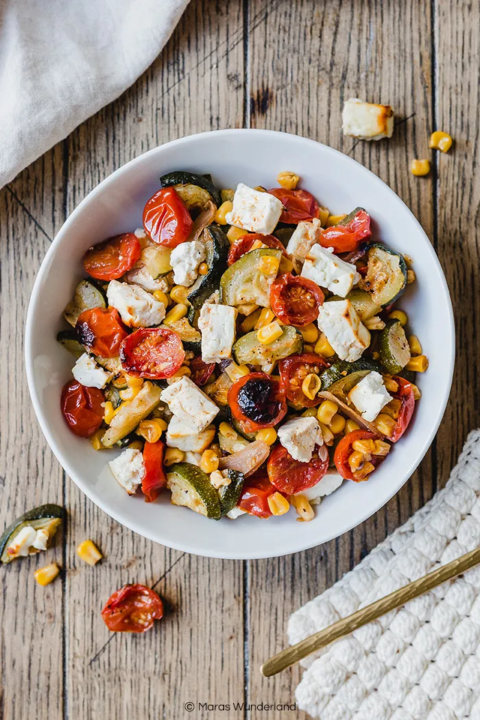 Ofengemüse mit Feta, Mais, Tomaten und Zucchini