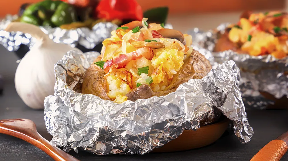 Ofenkartoffel gefüllt mit einer Hirse-Gemüse-Mischung auf einem Teller