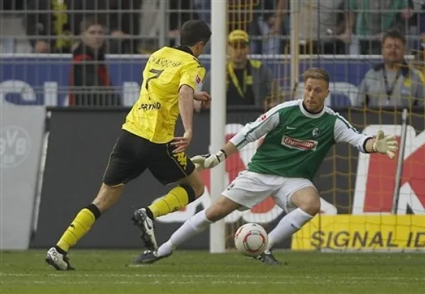 Oliver Baumann, Torhüter des SC Freiburg, im Duell mit Robert Lewandowski von Borussia Dortmund