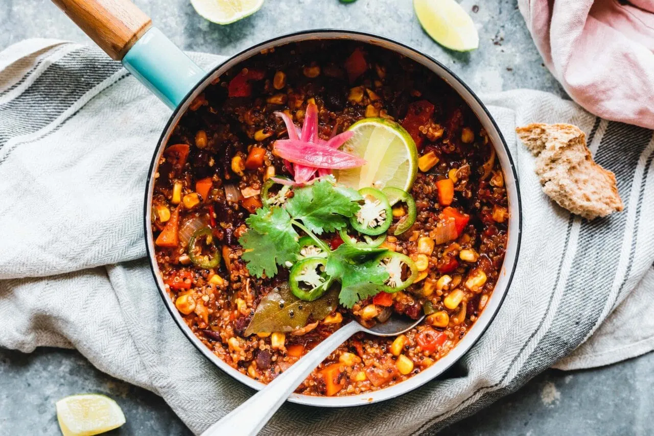 One-Pot Quinoa Chili köchelt aromatisch in einem Topf, bereit für den letzten Schritt.