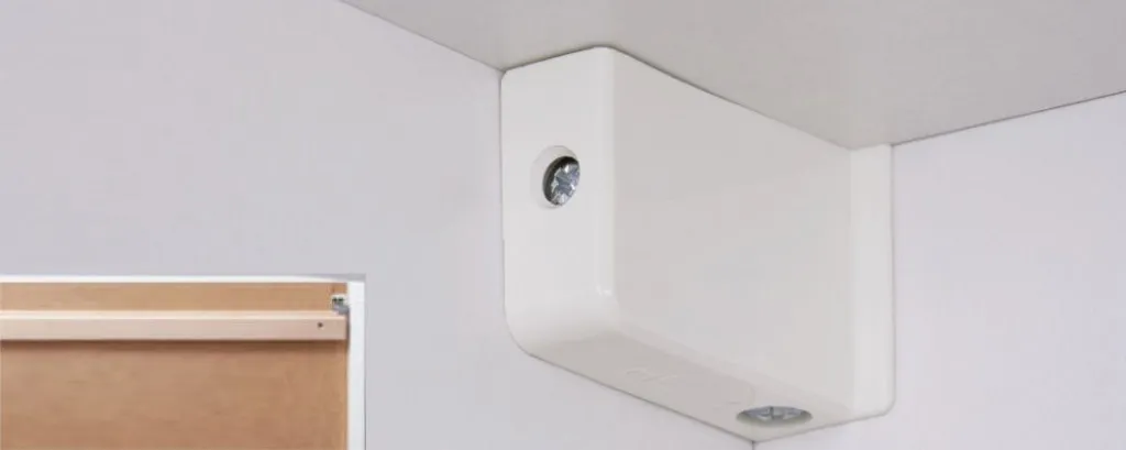 Optimale Schrankaufhängung, die eine leichte und sichere Montage gewährleistet